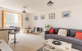 Modern Flat With Island Views In Heart Of Tenby
